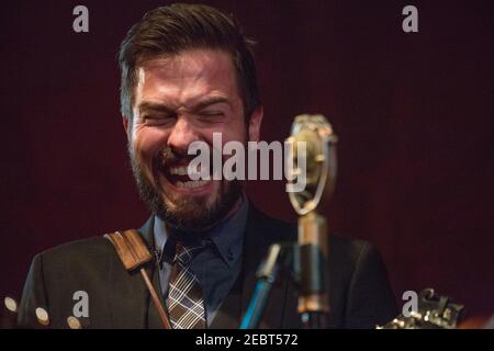 John teer della band Bluegrass Chatham County Line che si esibisce dal vivo Sul palco alla Bush Hall di Londra Foto Stock