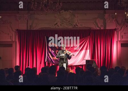 John teer della band Bluegrass Chatham County Line che si esibisce dal vivo Sul palco alla Bush Hall di Londra Foto Stock