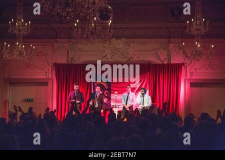 Il gruppo Bluegrass Chatham County Line si esibisce dal vivo sul palco Bush Hall a Londra Foto Stock