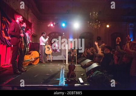 Il gruppo Bluegrass Chatham County Line si esibisce dal vivo sul palco Bush Hall a Londra Foto Stock