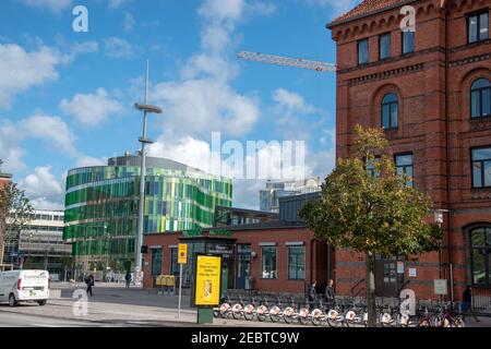 Glasvasen e Danske Banke fiancheggiano l'entrata alla Stazione Centrale di Malmo. Questo contrasto negli stili architettonici è prevalente nel quartiere del porto. Foto Stock