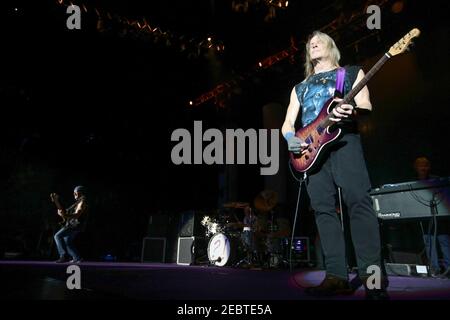 Steve Morse, chitarrista in Deep Purple, ha suonato un appuntamento unico nel Regno Unito alla O2 Arena. Foto Stock