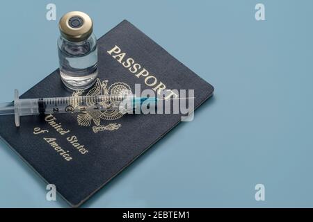 Vaccino e siringa Covid-19 su passaporto statunitense Foto Stock