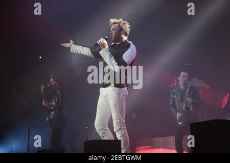 Simon le Bon di Duran Duran esibendosi dal vivo sul palco Presso la O2 Arena di Londra Foto Stock