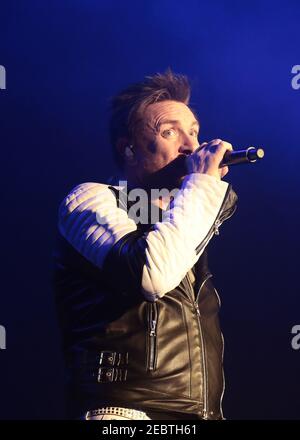 Simon le Bon di Duran Duran esibendosi dal vivo sul palco Presso la O2 Arena di Londra Foto Stock