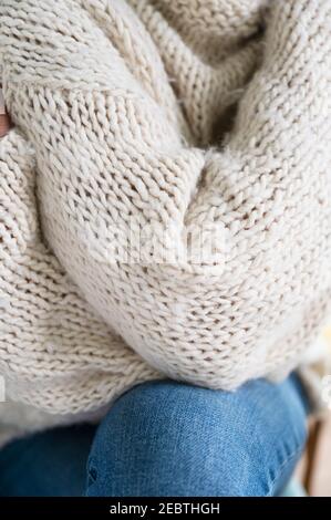 Primo piano di donna in pullover bianco di lana Foto Stock