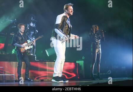 Simon le Bon di Duran Duran esibendosi dal vivo sul palco Presso la O2 Arena di Londra Foto Stock