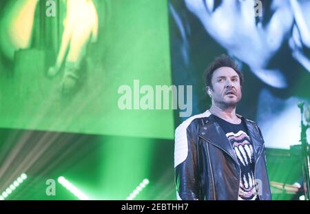 Simon le Bon di Duran Duran esibendosi dal vivo sul palco Presso la O2 Arena di Londra Foto Stock