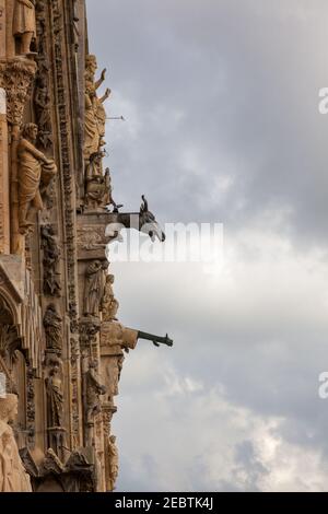 La cattedrale di Notre-Dame, risalente al XIII secolo, Reims, gravemente danneggiata durante la prima guerra mondiale ma ammirabilmente restaurata, è una delle più belle Foto Stock