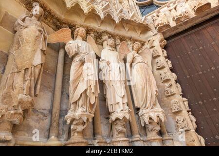 La cattedrale di Notre-Dame, risalente al XIII secolo, Reims, gravemente danneggiata durante la prima guerra mondiale ma ammirabilmente restaurata, è una delle più belle Foto Stock