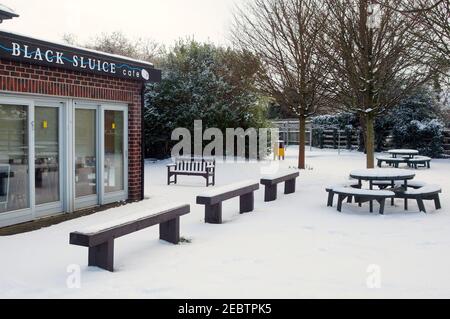 Black Sluice Cafe con l'area salotto all'aperto coperta di neve nel Boston Lincolnshire. Foto Stock