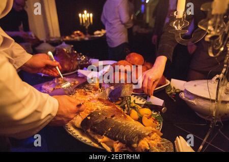 Il cibo viene servito in un banchetto a buffet in un party d'ufficio alla Bush Hall di Londra. Da una serie di vedute generali delle feste di Natale. Foto Stock