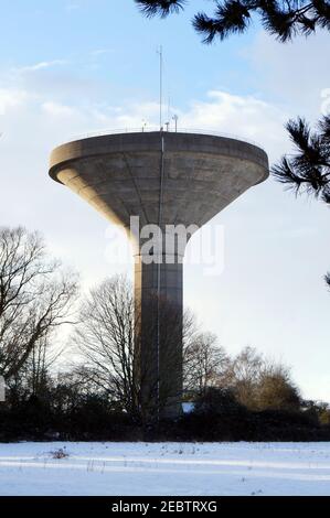 Skirbeck Quarter Water Tower vista da un campo innevato a Boston Lincolnshire. Foto Stock