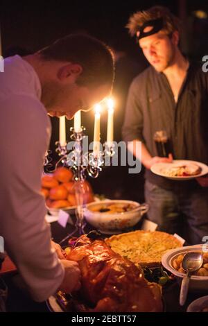 Il cibo viene servito in un banchetto a buffet in un party d'ufficio alla Bush Hall di Londra. Da una serie di vedute generali delle feste di Natale. Foto Stock