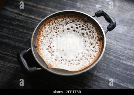 Stufato di mutton, zuppa di pollo stufato piatto laterale per Appam, pane, cibo per la colazione Kerala. Cibo indiano. Christian Natale cibo donna mano prendere curry piccante Foto Stock