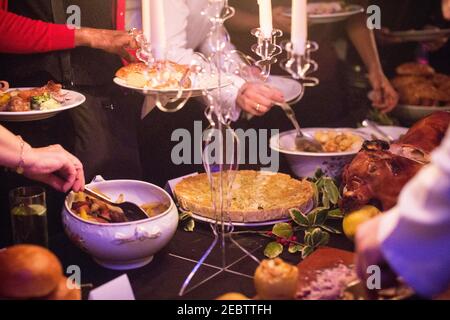 Il cibo viene servito in un banchetto a buffet in un party d'ufficio alla Bush Hall di Londra. Da una serie di vedute generali delle feste di Natale. Foto Stock