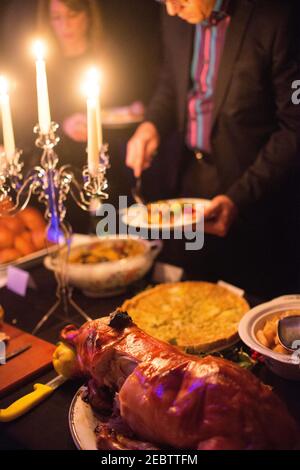 Il cibo viene servito in un banchetto a buffet in un party d'ufficio alla Bush Hall di Londra. Da una serie di vedute generali delle feste di Natale. Foto Stock