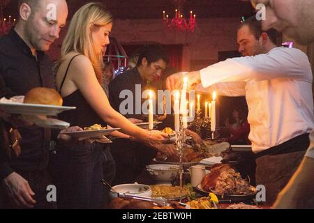 Il cibo viene servito in un banchetto a buffet in un party d'ufficio alla Bush Hall di Londra. Da una serie di vedute generali delle feste di Natale. Foto Stock