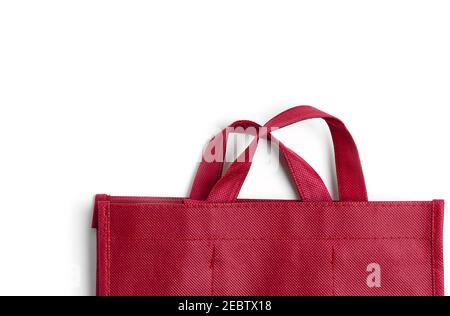 Borsa in cotone rosso su sfondo pieno con spazio per la copia Foto Stock