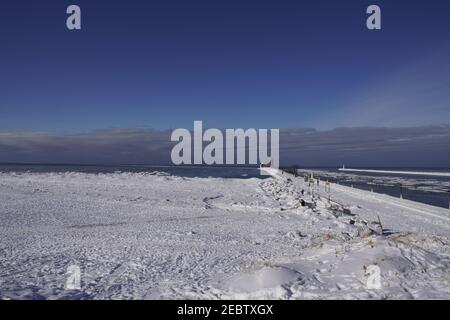 Grand Haven, Michigan, febbraio 2021, paesaggio invernale, faro e molo Foto Stock