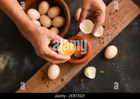 Uova biologiche crude di fattoria Kerala India. Una ragazza con uova di pollo in mano. Agricoltura di sussistenza e concetto di cibo biologico. Paese domestico fresco Foto Stock