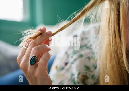 Donna che tocca i capelli, primo piano Foto Stock