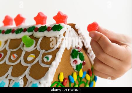 Torta della casa di pan di zenzero decorante a mano Foto Stock