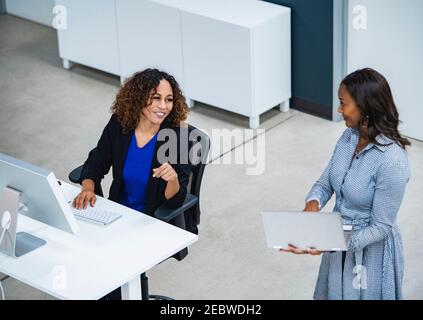 La gente di affari lavoro in ufficio Foto Stock