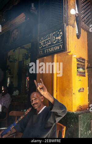 Cairo, Egitto. 23 Luglio 2011 un uomo egiziano che gode di un tubo d'acqua di narghilè nel famoso El Fishawy cafe, Khan el Khalili Bazaar, Cairo, Egitto. Foto Stock