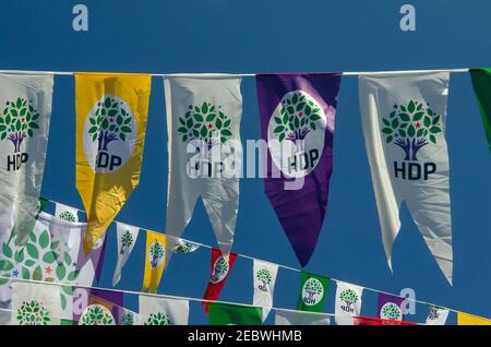 Istanbul, Turchia. 12 marzo 2015 banner campagna elettorale per il partito politico pro-curdo, HDP, Istanbul, Turchia. Foto Stock