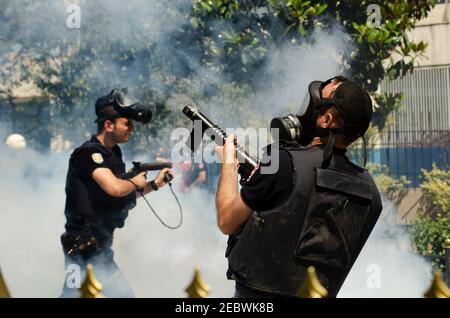 Istanbul, Turchia. 1 giugno 2013 la polizia turca di rivolta spara gas lacrimogeno ai manifestanti del Gezi Park, Istanbul, turchia Foto Stock