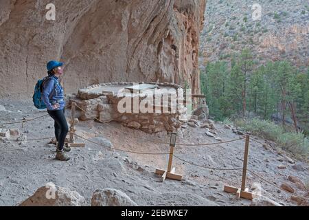 DONNA ESCURSIONISTA INDOSSANDO MASCHERA VISO PRESSO L'ALCOVA, CLIFF DWELLING, BANDELIER NM, LOS ALAMOS, NM, USA Foto Stock