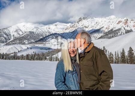 USA, Idaho, Sun Valley, ritratto invernale della coppia senior di fronte alle Boulder Mountains Foto Stock