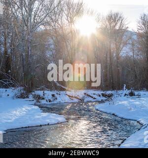 USA, Idaho, Bellevue, paesaggio invernale con Big Wood River alla luce del sole Foto Stock