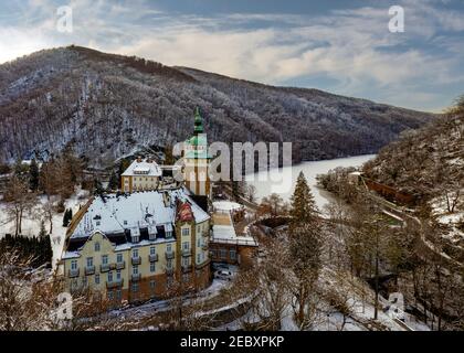 Hotel Palota a Lillafured, Miskolc in una notte invernale innevata. Edificio del castello leggermente coperto di neve Foto Stock