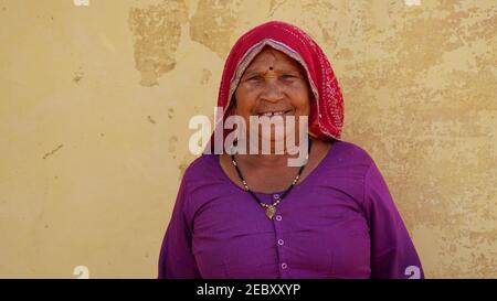 08 Febbraio 2021- Khatoo, Jaipur, India. Primo piano tradizionale di una giovane donna anziana. Donna che indossa abiti tradizionali indù con un'espressione facciale sorridente. Foto Stock