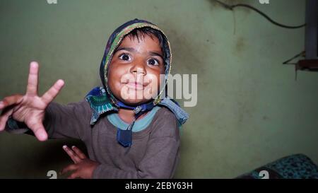 08 Febbraio 2021- Khatoo, Jaipur, India. Bambino felice, concetto di infanzia. Bel bambino amorevole godendo l'infanzia e dando una foto. Foto Stock