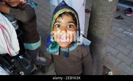 08 Febbraio 2021- Khatoo, Jaipur, India. Simpatico piccolo capretto che dà sorriso contro la macchina fotografica. Faccia sorridente di capretto gioioso. Foto Stock