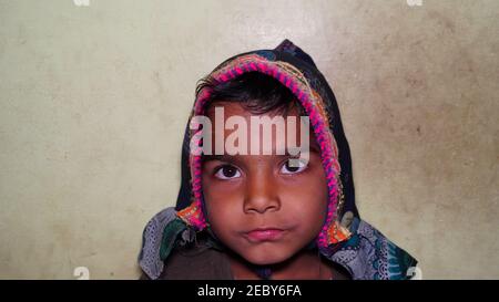 08 Febbraio 2021- Khatoo, Jaipur, India. Bel bambino di umore cupo. Piccolo bambino asiatico con umore tristezza con le emozioni del viso arrabbiato. Foto Stock