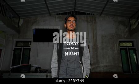 08 Febbraio 2021- Khatoo, Jaipur, India. Elegante ragazzo asiatico alla moda con T-shirt e felpa con cappuccio in lana. Primo piano sicuro durante lo scatto notturno. Foto Stock