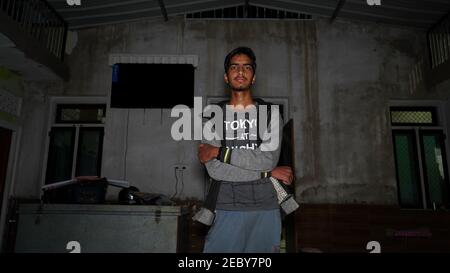 08 Febbraio 2021- Khatoo, Jaipur, India. Primo piano sicuro durante lo scatto notturno. Fotografia notturna e sfondo a casa dietro. Foto Stock