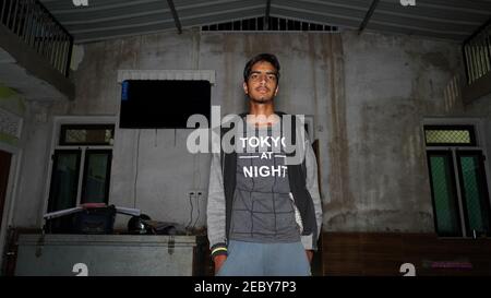 08 Febbraio 2021- Khatoo, Jaipur, India. Ragazzo indiano di fronte alla fotocamera DSLR di notte. Fotografia notturna e ritratto di giovani. Foto Stock