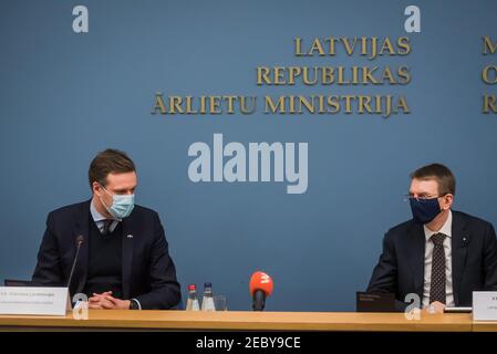 RIGA, LETTONIA. 12 febbraio 2021. Gabrielius Landsbergis, ministro degli Affari esteri della Lituania e ministro degli Affari esteri lettone Edgars Rinkevics, durante la conferenza stampa. Foto Stock