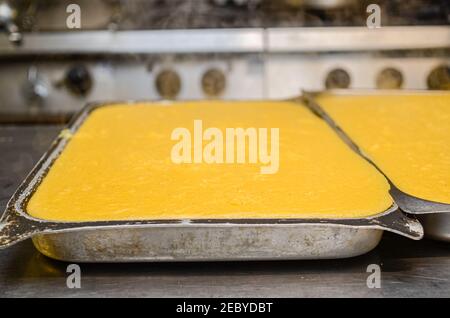 Preparazione di gustose polenta tipiche del nord Italia Foto Stock