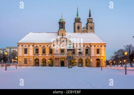 Germania, Sassonia-Anhalt, Magdeburgo, Alter Markt innevato con il municipio di Magdeburg Foto Stock