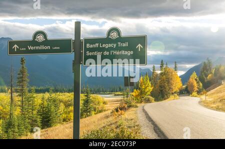 Sentiero Legacy di Banff. Laghi Vermilion in autunno fogliame stagione giorno di sole. Banff National Park, Canadian Rockies. Banff, Canada Foto Stock