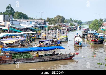 Il mercato galleggiante cade nei cinque rami del fiume di SoC Trang, Vietnam - 6 febbraio 2021: Una scena di shopping vivace in un mercato galleggiante durante il L. Foto Stock