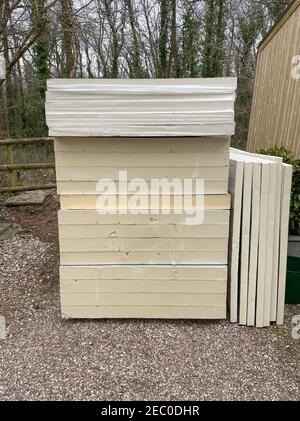 Pila di pavimenti e pareti isolanti in un cantiere in Devon Rurale, Inghilterra, Regno Unito Foto Stock