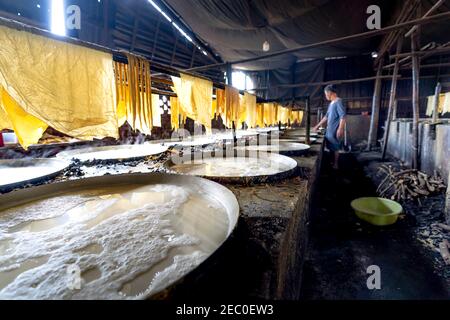 Tofu villaggio in comune di My Hoa, provincia di Vinh Long, Viet Nam - 7 febbraio 2021: Fabbrica di tofu nel comune di My Hoa, provincia di Vinh Long, Vietnam Foto Stock