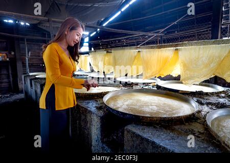 Tofu villaggio in comune di My Hoa, provincia di Vinh Long, Viet Nam - 7 febbraio 2021: Fabbrica di tofu nel comune di My Hoa, provincia di Vinh Long, Vietnam Foto Stock